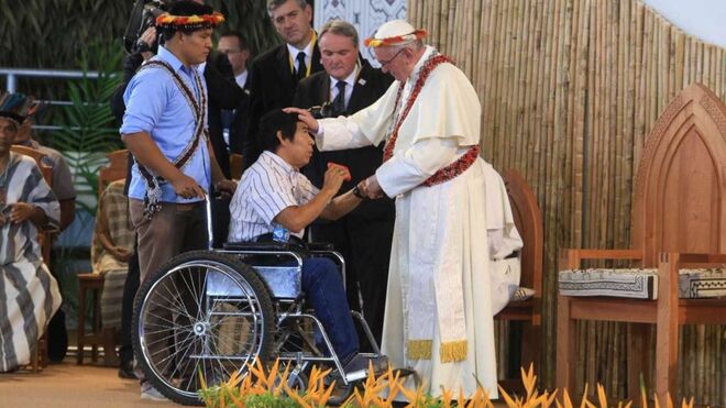 Santiago Manuin Valera con el papa Francisco
