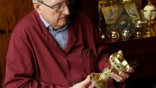 Antonio Piró con la reproducción del cáliz de doña Urraca