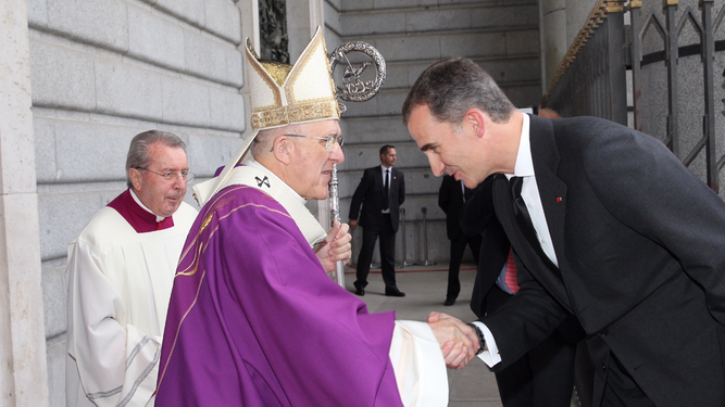 Osoro saluda al Rey, a la entrada de La Almudena