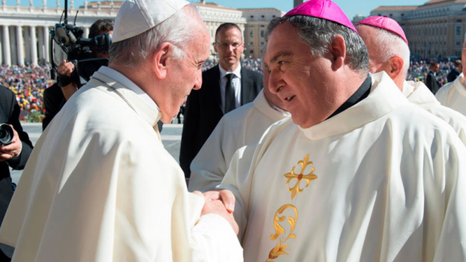 El Papa saluda a José Mazuelos