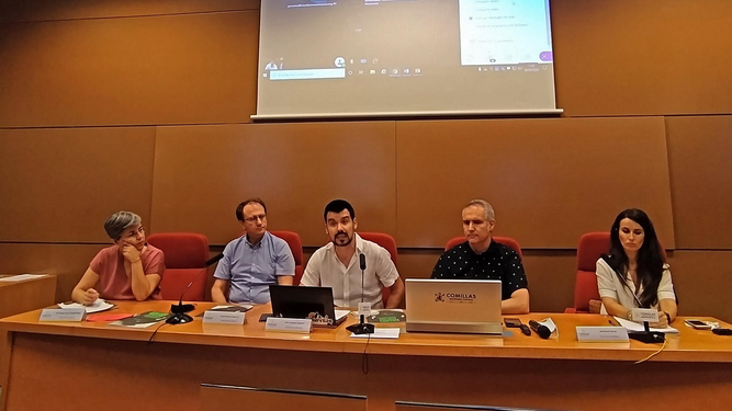 Mesa de presentación del informe sobre los CIE