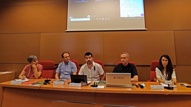 Mesa de presentación del informe sobre los CIE