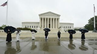 Hermanitas de los Pobres frente al edificio de la Corte Suprema en Washington