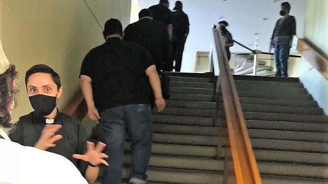 En la curia. Sin sana distancia.
