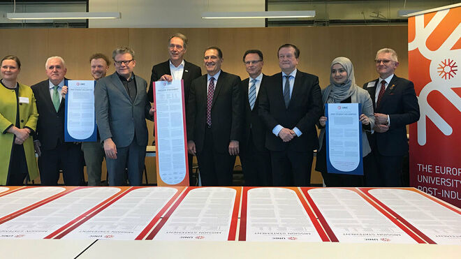 El rector José María Guibert, junto al resto de responsables de las ocho universidades europeas de ciudades post industriales en Rotterdam