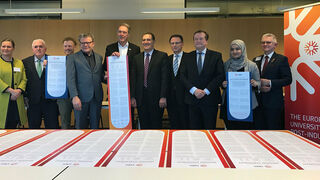 El rector José María Guibert, junto al resto de responsables de las ocho universidades europeas de ciudades post industriales en Rotterdam