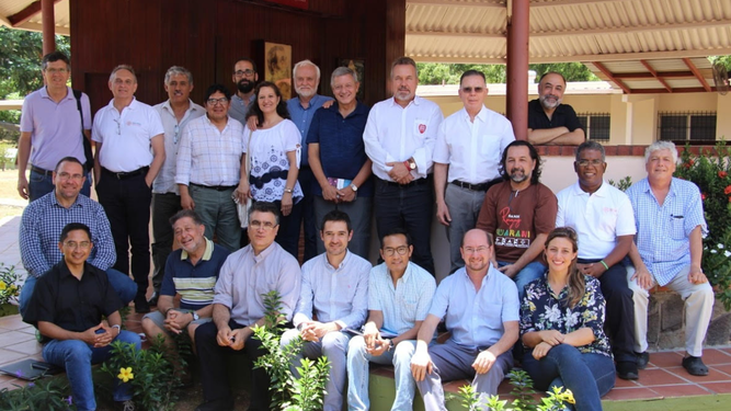 Hermann, con su comunidad de Lima