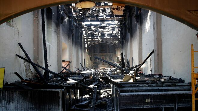 El interior de la Misión de San Gabriel tras el incendio