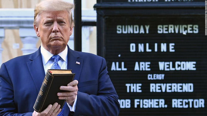 El presidente Trump con la Biblia, frente a un templo cristiano