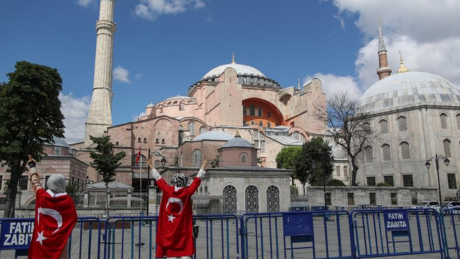 Con banderas de Turquía frente a Santa Sofía