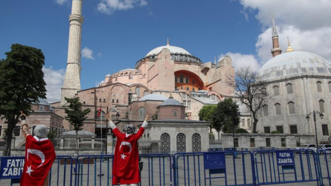Con banderas de Turquía frente a Santa Sofía