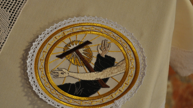 Escudo de los franciscanos conventuales