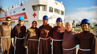 Franciscanos en el barco-hospital "Papa Francisco"