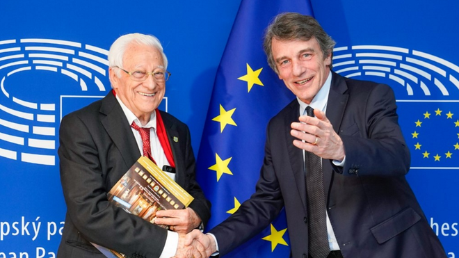 El padre Ángel y David Sassoli, en el Parlamento Europeo