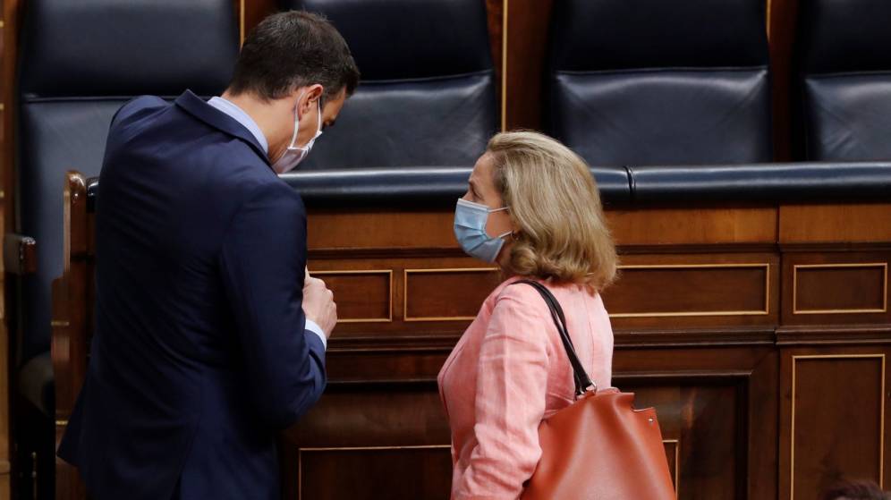 Pedro Sánchez conversa con Calviño