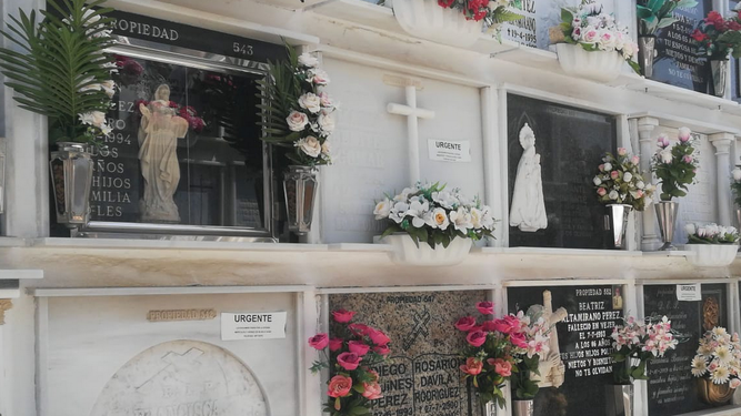 Pegatinas en el cementerio