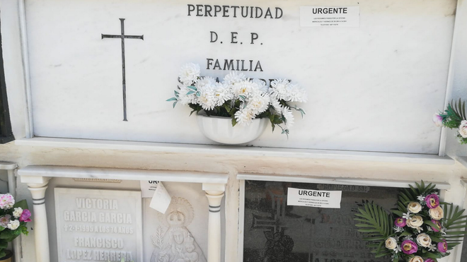 Pegatinas en las tumbas del cementerio de Vejer