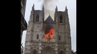 Espectacular incendio en la catedral de Nantes