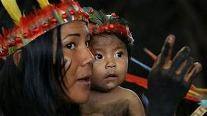 Mujer y niño indígena