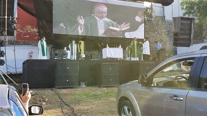 Diócesis de Cuernavaca celebra primera misa “drive-in” ante la pandemia