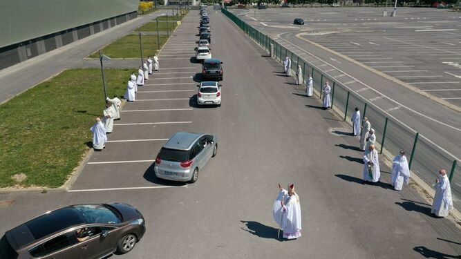 Francia. Bendición "drive-in".