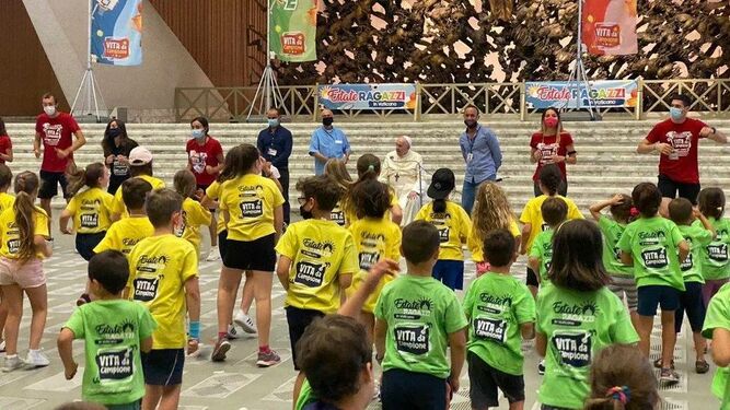 El Papa, con los niños en el campamento