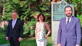 José Luis Machetti, Director Financiero de la UFV, Blanca Montero, Subdirectora General y Directora de Negocios Institucionales de Banco Sabadell y Santiago Portas, Director del segmento de Instituciones Religiosas del Banco Sabadell, tras el acto de presentación en la UFV
