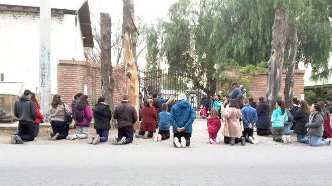 La insólita rebelión de curas y fieles por no poder dar y recibir la comunión en la boca