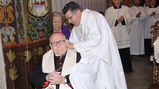Manolo Calvino junto a don Antonio Montero, en la celebración del 50 aniversario de su ordenación episcopal durante la Misa Crismal de 2019 en Badajoz