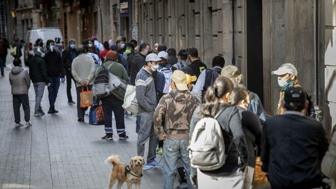Colas del hambre en torno a la parroquia de Santa Anna, en Barcelona