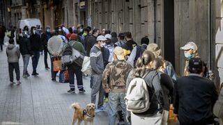 Colas para recibir alimentos, en Barcelona