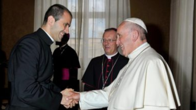 Fabio Salerno saludando al Papa Francisco