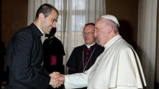 Fabio Salerno saludando al Papa Francisco