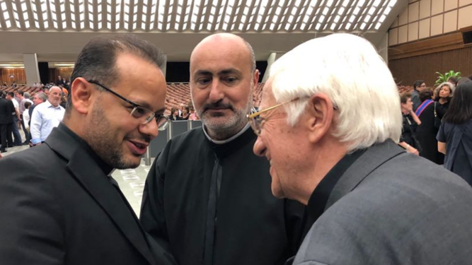 Yoannes con el padre Ángel