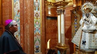 Francisco Cerro ante la imagen de la Virgen de Guadalupe