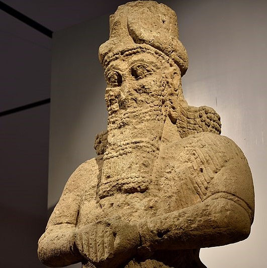 800px-Colossal_statue_of_the_god_Nabu,_8th_century_BCE,_from_Nimrud,_Iraq_Museum