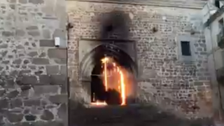 El incendio, desde la puerta de la iglesia de San Martín de Plasencia