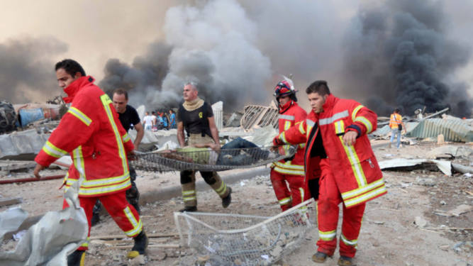Labores de rescate tras la explosión en Beirut