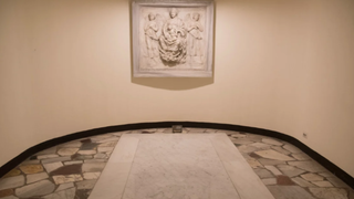 La sobria tumba deseada por los dos Papas