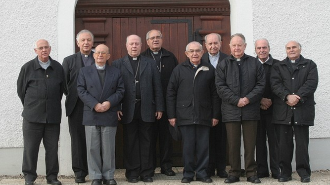 Marcial Parada, sexto de izq a der, delante del Cardenal Errázuriz