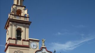 La histórica Cruz frente al templo