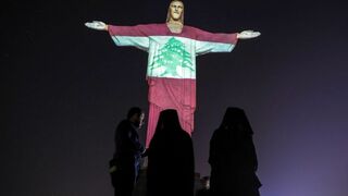 Cristo Redentor iluminado con la bandera de Líbano