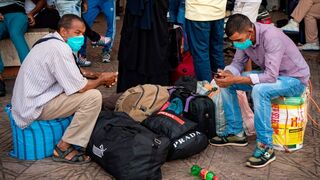 Marroquíes en la estación de Casablanca