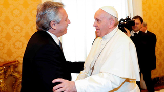 Francisco  saluda al presidente argentino Alberto Fernández