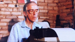 Pedro Casaldáliga, escribiendo a máquina