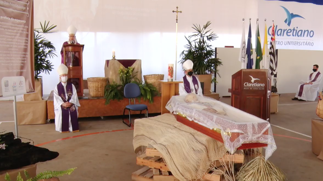 Los tres obispos y la decoración sencilla de la misa funeral de Pedro Casaldàliga