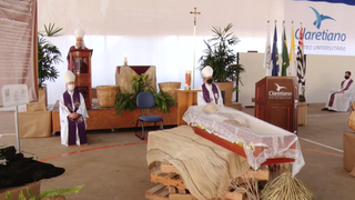 Los tres obispos y la decoración sencilla de la misa funeral de Pedro Casaldàliga