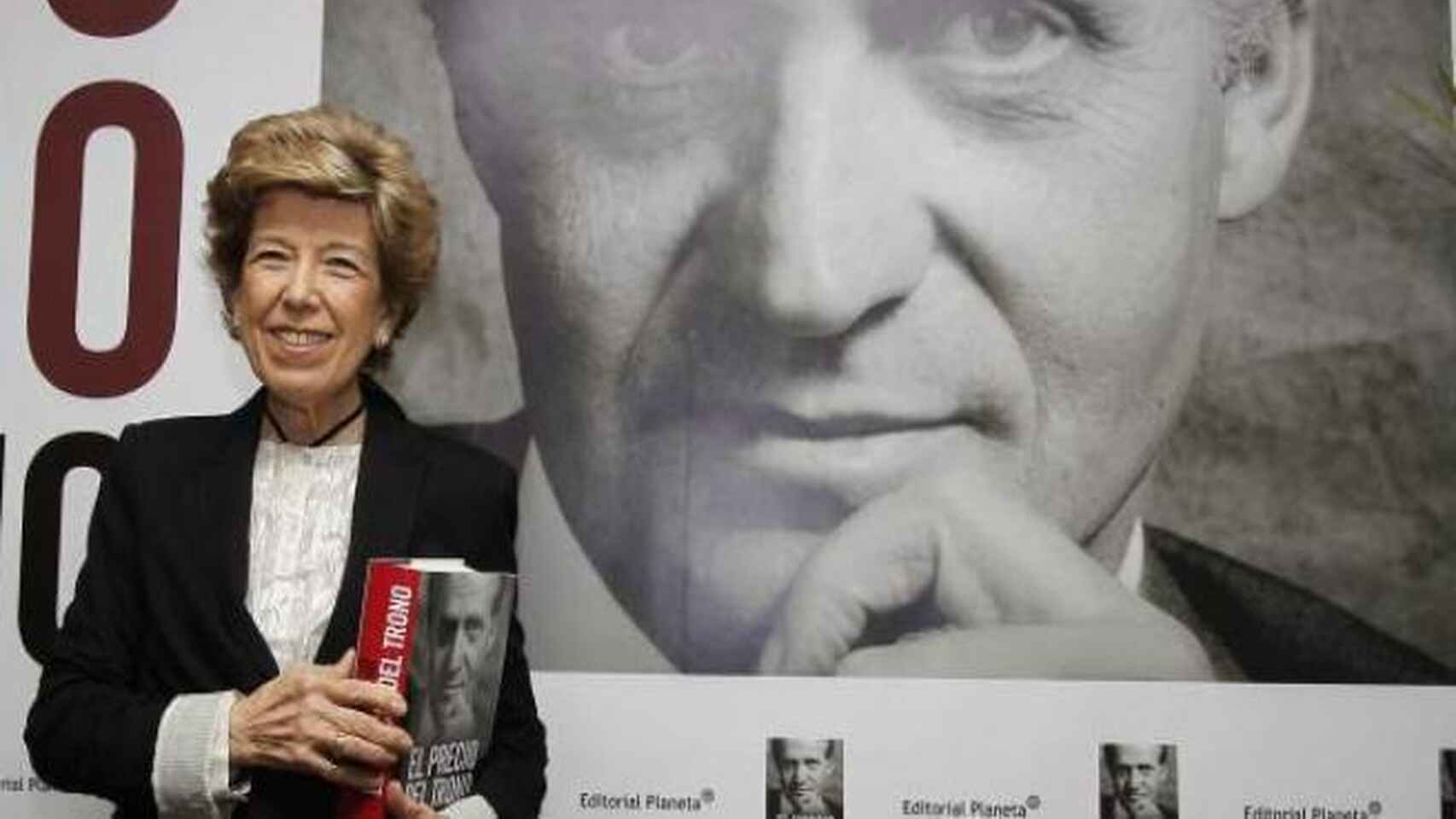 La periodista Pilar Urbano junto a su libro