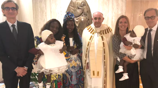 Las siamesas bautizadas por Francisco