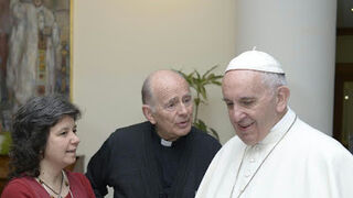 Marga y su director espiritual con el Papa Francisco